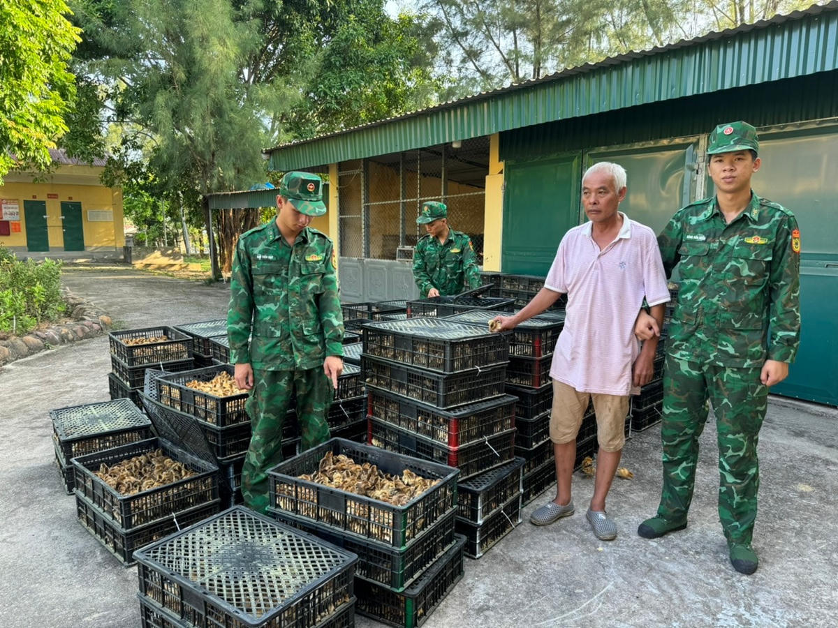 Nguyễn Thành Quý và tang vật bị bắt giữ tại Đồn Biên phòng Trà Cổ.