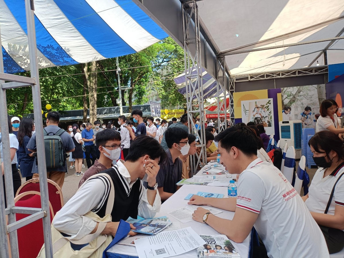 Trường đại học tư vấn tuyển sinh cho thí sinh.