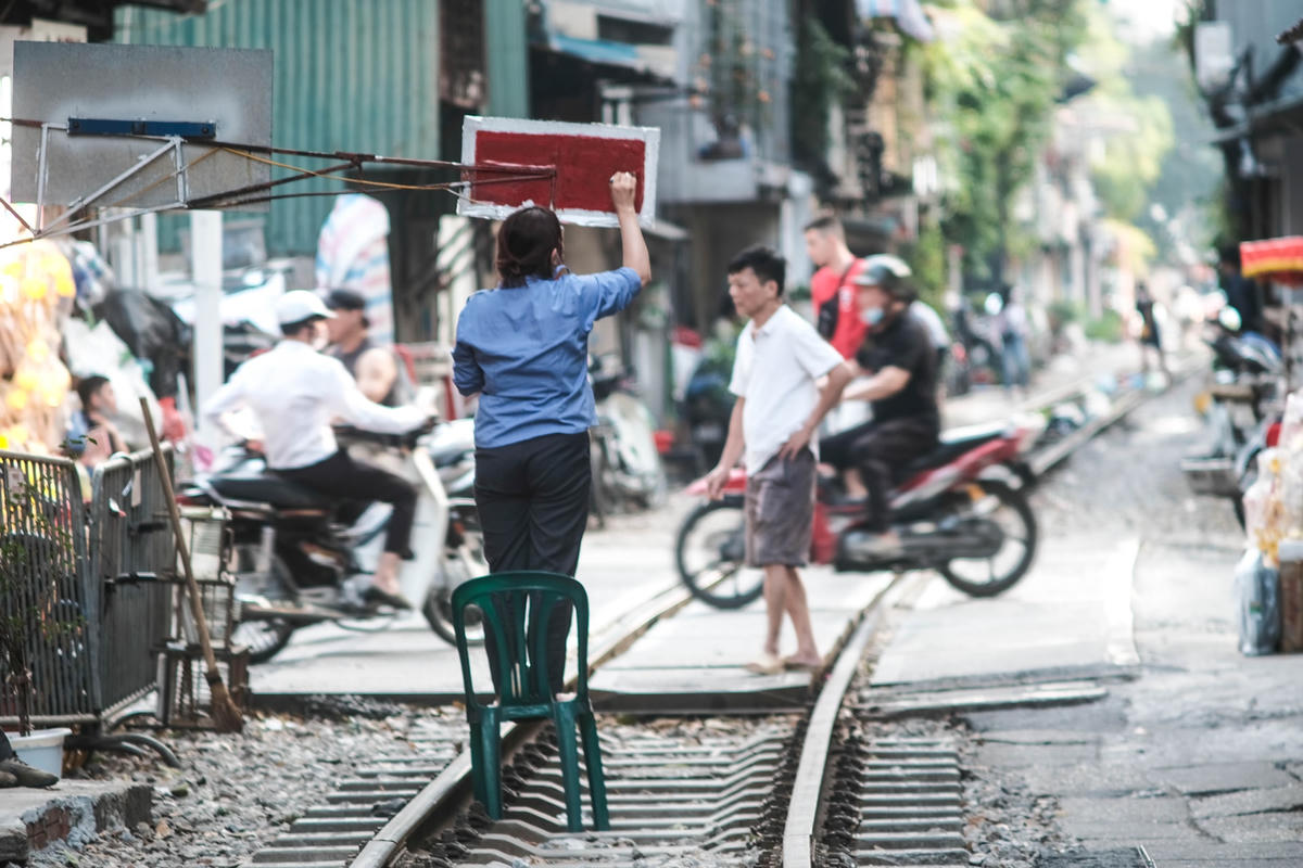 Trước tình trạng đó, ngày 4/5, Đội Cảnh sát giao thông đường sắt đã chủ động triển khai kiểm tra tuyên truyền nhắc nhở khách du lịch và các hộ kinh doanh chấp hành nghiêm quy định bảo đảm trật tự an toàn giao thông đường sắt.