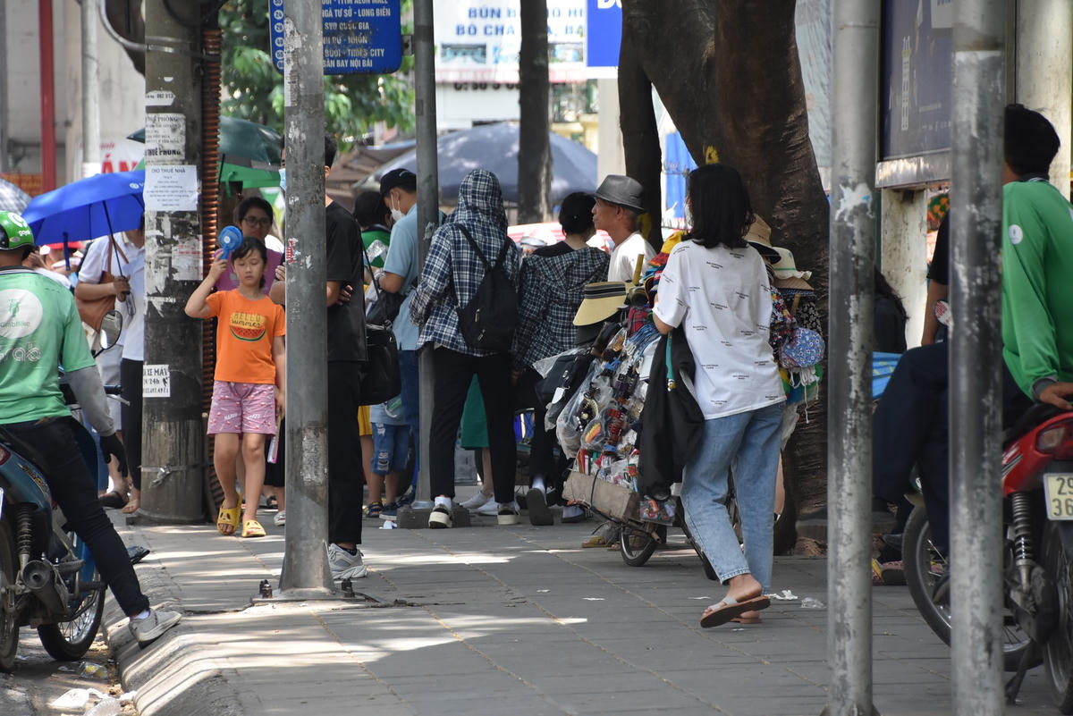 Đây là lần thú 7 liên tiếp giá xăng trong nước tăng liên tục sau khi được điều chỉnh giá bởi liên Bộ Công Thương và Bộ Tài chính. Xăng tăng ảnh hưởng trực tiếp đến đời sống của người dân, nhất là việc di chuyển.