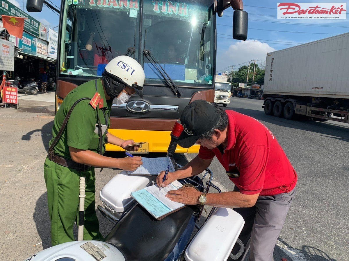 Đợt tổng kiểm soát ô tô kinh doanh vận tải hành khách và ô tô vận tải hàng hóa bằng container của TP HCM kéo dài đến 15/10. (Ảnh: Thanh Bình).