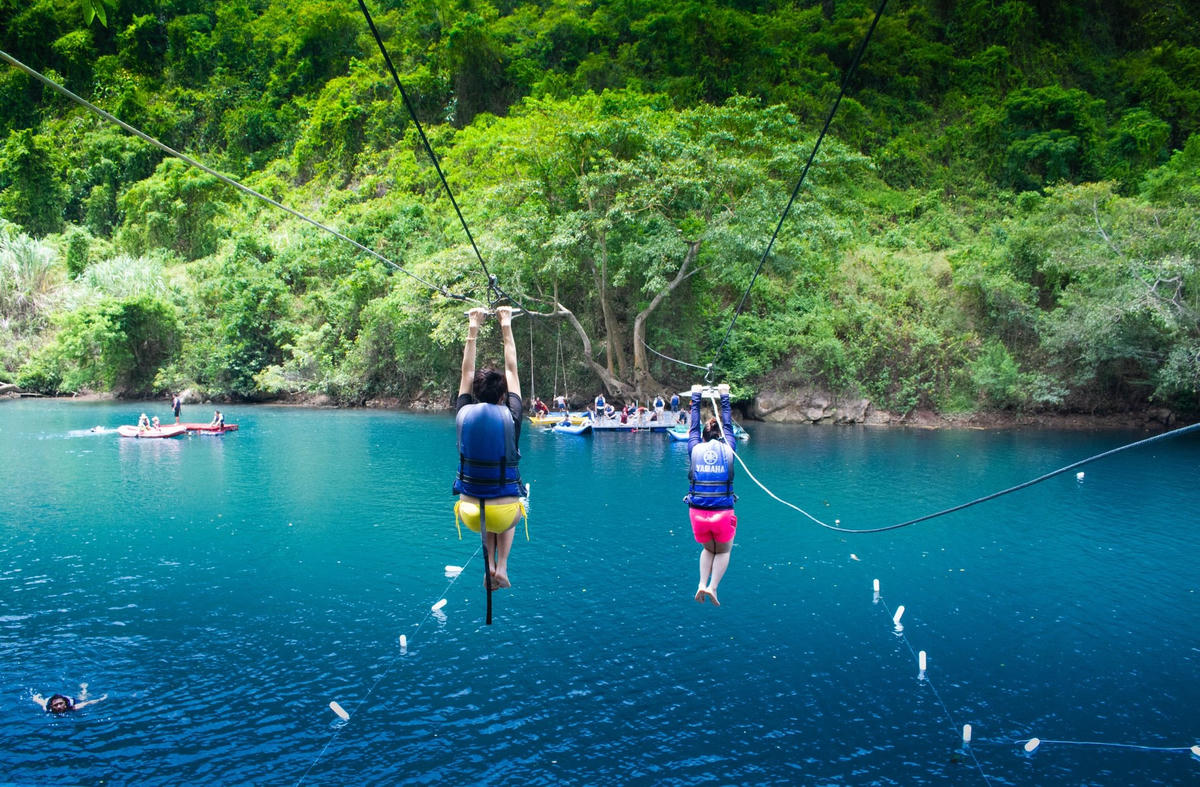 Zipline tắm sông ở Sông Chày-Hang Tối.