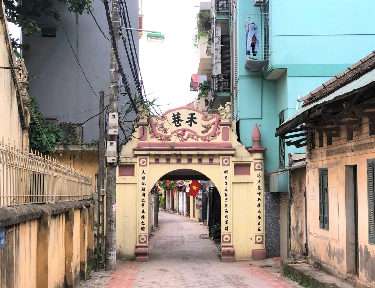 Cổng làng xóm 3 (Đông Ngạc) vẫn mang kiến trúc cũ.