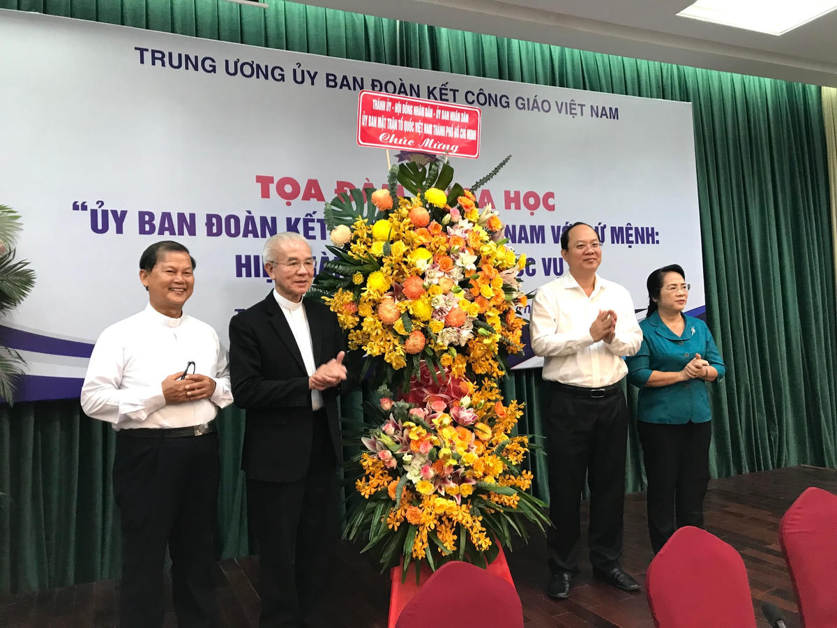 Lãnh đạo TP.HCM và diện Cục An ninh nội địa trao lãng hoa chúc mừng các đại biểu tại toạ đàm.