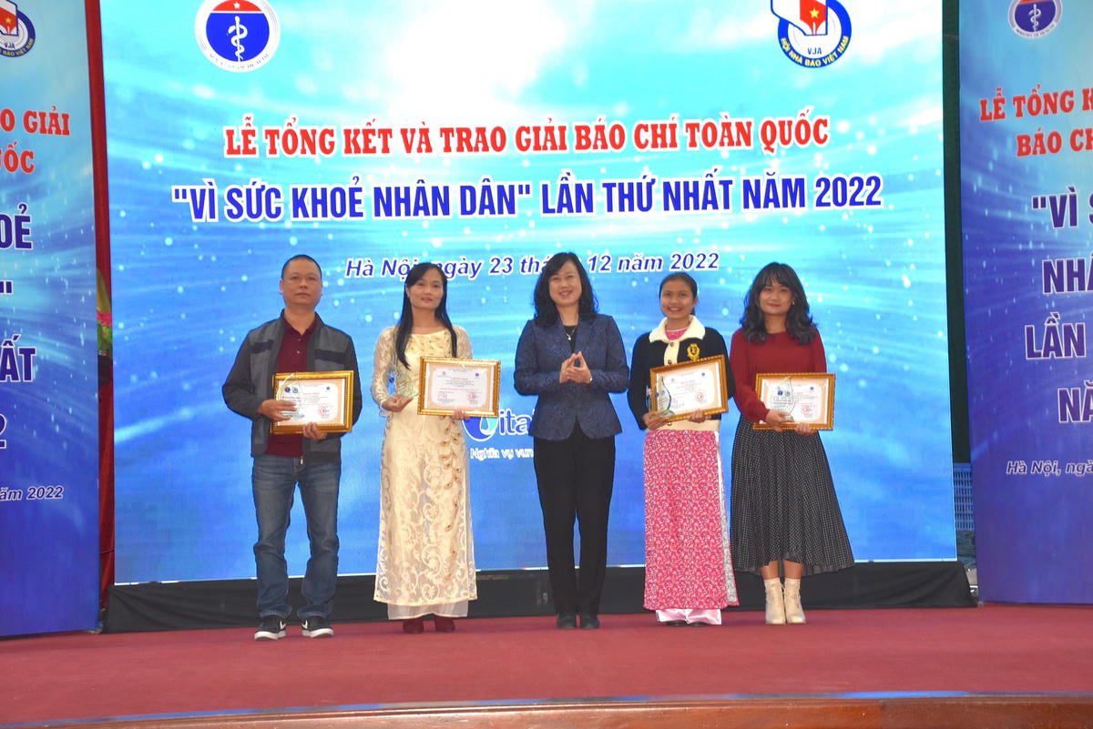 Bộ trưởng Bộ Y tế Đào Hồng Lan trao Kỷ niệm chương và Bằng khen cho các tác phẩm đạt giải Nhất.