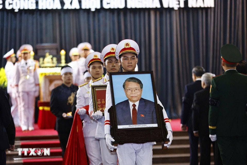 Nghi thức rước ảnh nguyên Chủ tịch nước Trần Đức Lương, bắt đầu lễ di quan. (Ảnh: TTXVN)