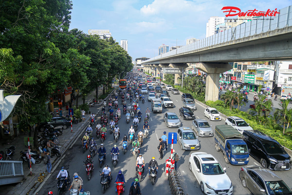 Sau 3 ngày thí điểm phân làn giao thông trên đường Nguyễn Trãi, hầu hết người dân còn khá bỡ ngỡ, chưa nhận định được tác dụng của dải phân cách cứng, chưa có cách thức lưu thông phù hợp. Vì vậy, hàng dài xe máy vẫn vô tư lấn làn gây mất ATGT.