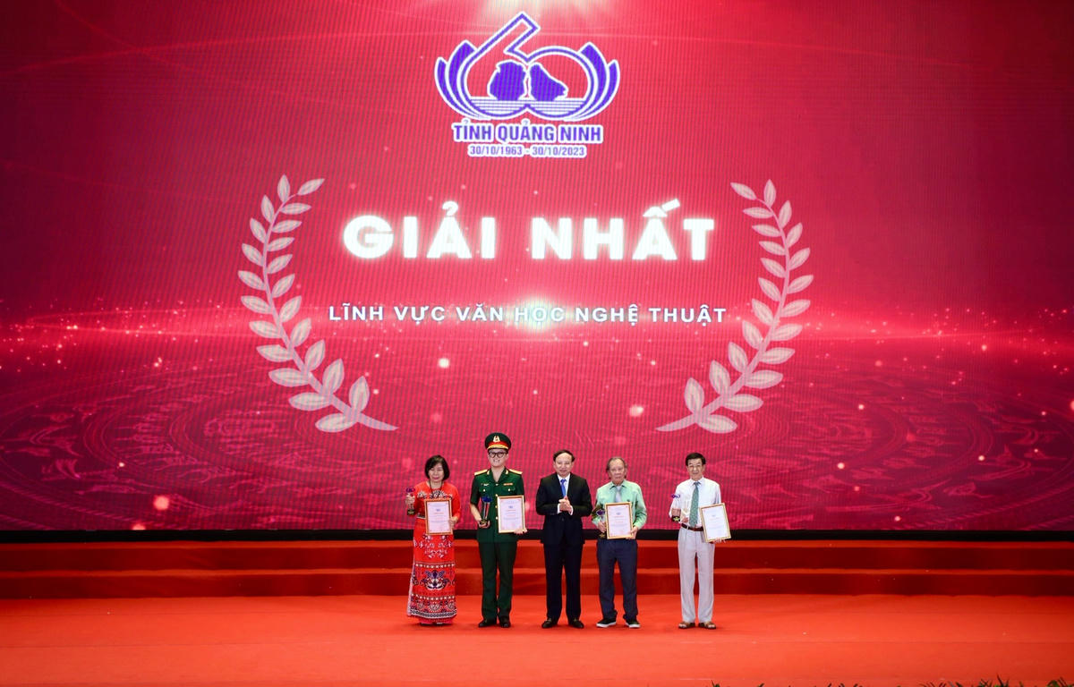 4 giải Nhất phẩm thuộc lĩnh vực văn học nghệ thuật thuộc về các tác phẩm: “Mênh mang biển trời Đông Bắc” của tác giả Vũ Thảo Ngọc; “Ai về quê hương tôi” của tác giả Bùi Tuấn Ngọc; “Vịnh Hạ Long – Di sản – Kỳ quan” của tác giả Đỗ Đình Kha; “Về nguồn” của tác giả Lê Văn Chính.