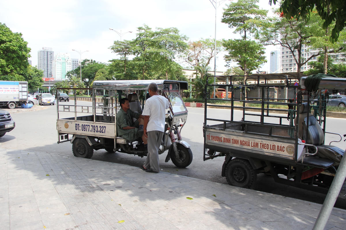 Hà Nội: Người lao động 'vật vã' giữa trưa hè oi ả 