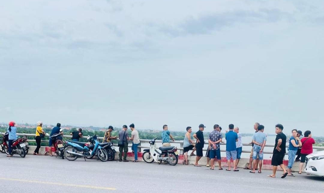 Nhiều người dân địa phương theo dõi việc tìm kiếm tung tích nam thanh niên.