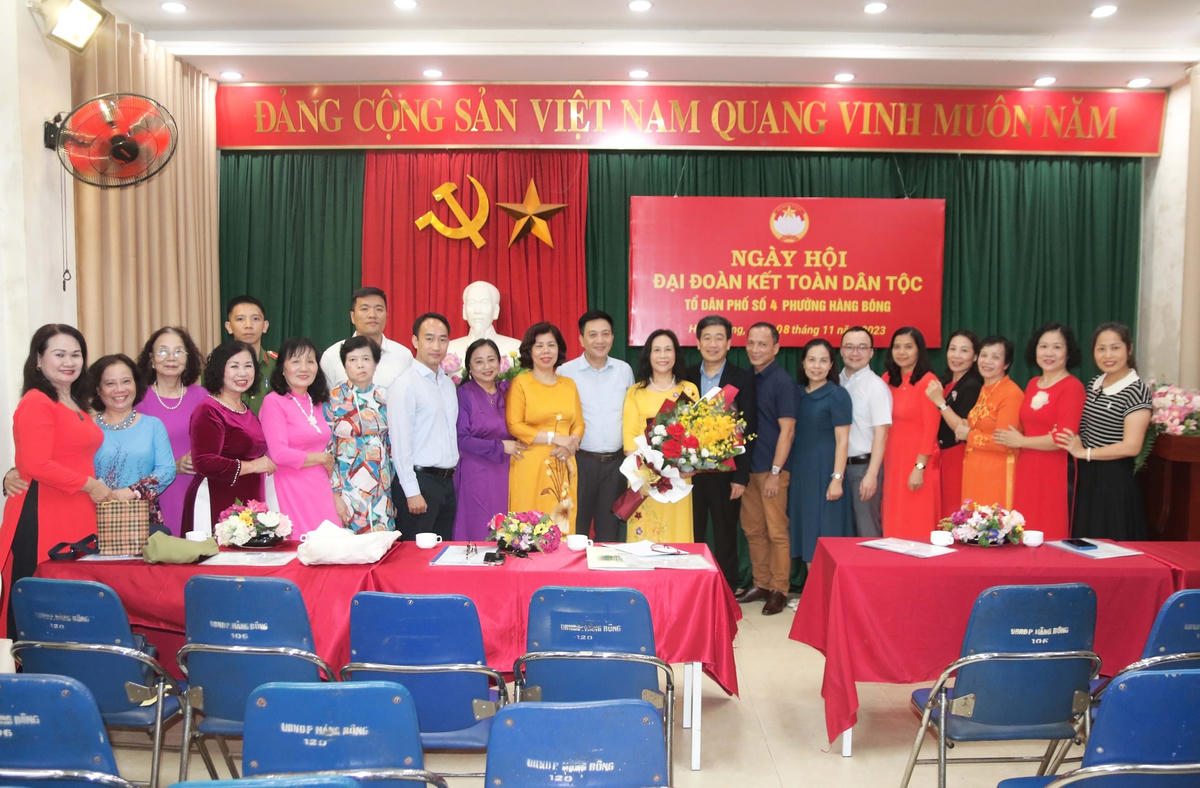 Ông Nguyễn Văn Thịnh chụp ảnh lưu niệm cùng các đại biểu tham dự ngày hội.