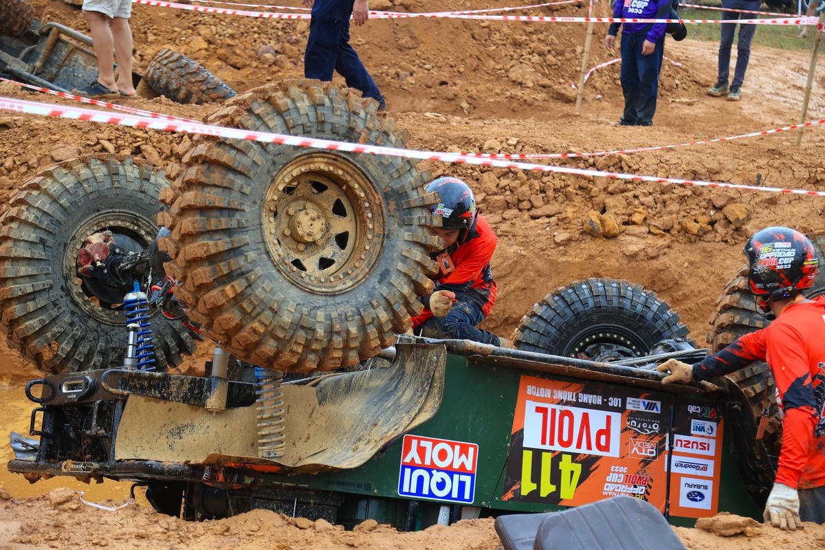 Đội 411 gặp sự cố tại đường đua số 5.