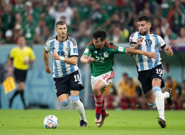 Lozano của Mexico quá đơn độc trên hàng công.