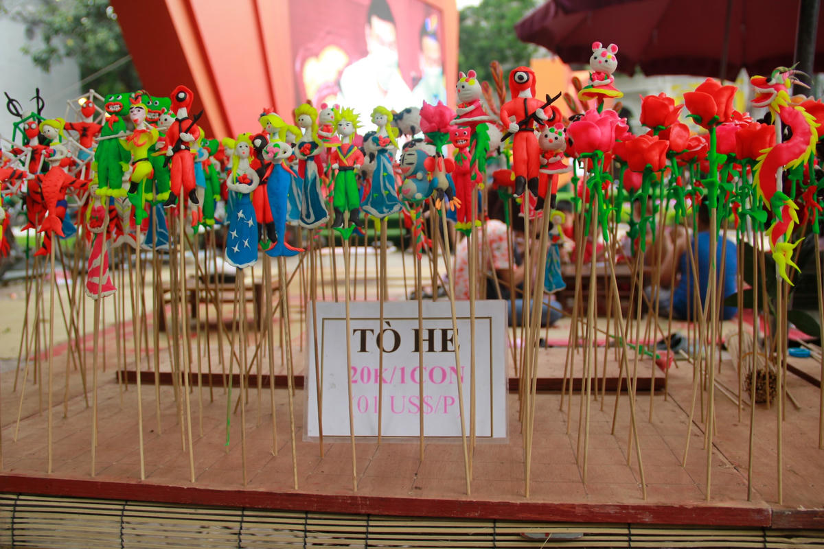 Chỉ với 20.000 đồng, đã có thể sở hữu một con tò he theo ý thích dưới bàn tay khéo léo của những người nghệ nhân.