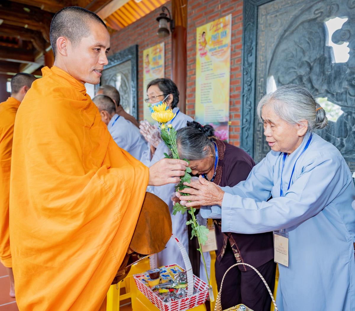 Các Phật tử thành kính dâng hoa cúng dường chư Tăng.