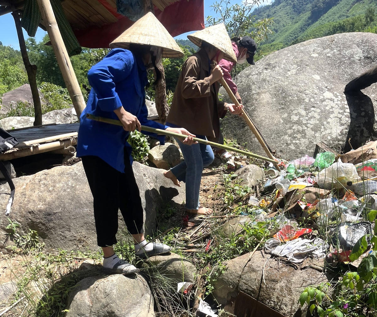 Đoàn viên thanh niên quyết tâm mở đường.