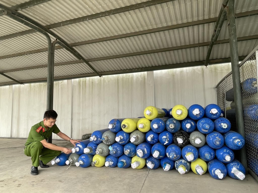 Công an TX Đông Triều kiểm tra tang vật. Ảnh: QMG.