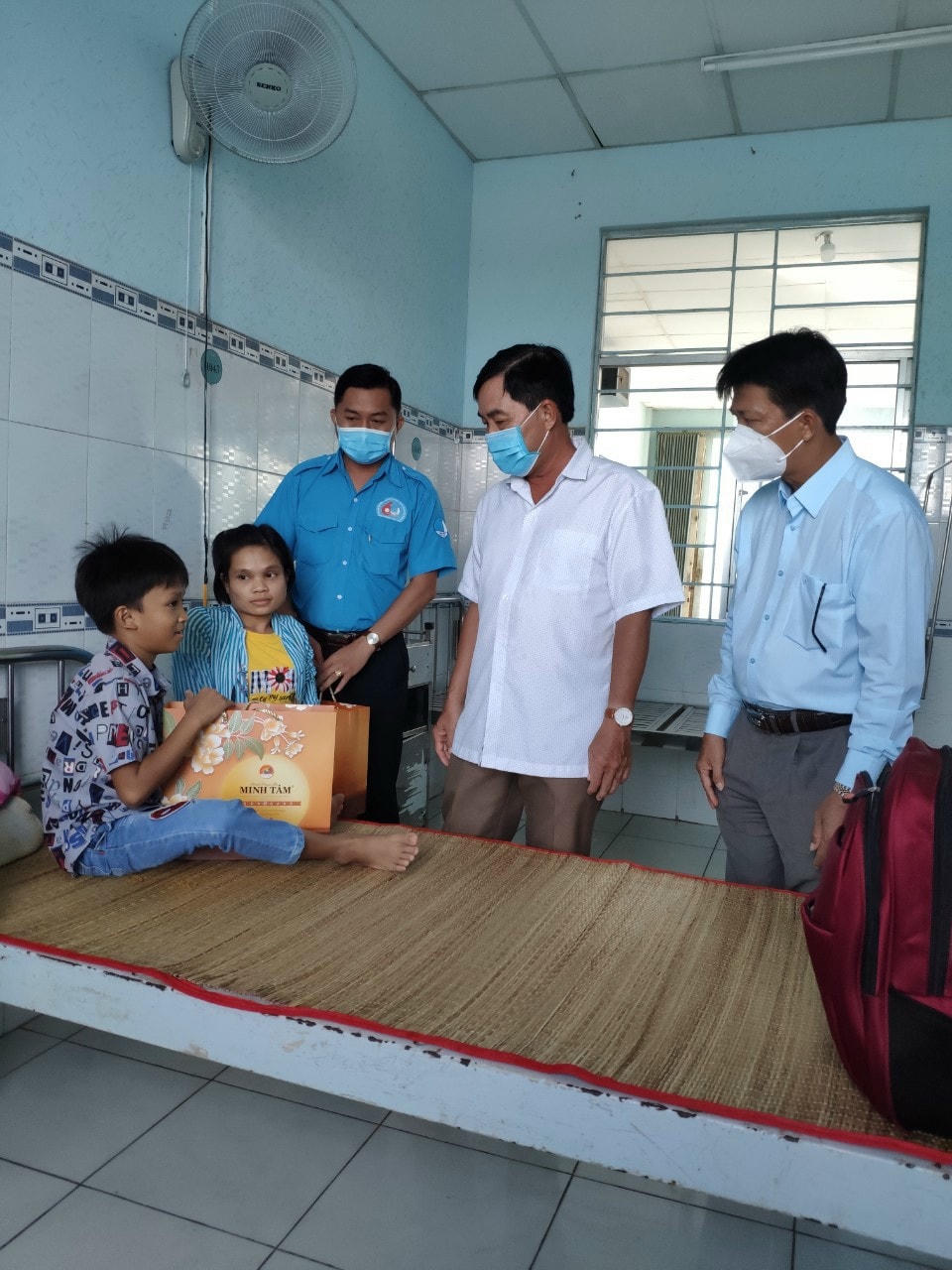 Lãnh đạo UBND huyện Vĩnh Lợi và huyện Đoàn Vĩnh Lợi tặng quà cho trẻ em đang điều trị bệnh tại Trung tâm y tế huyện.