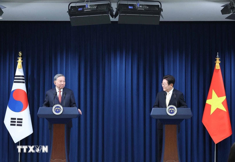 Tổng Bí thư Tô Lâm và Tổng thống Hàn Quốc Lee Jae Myung gặp gỡ báo chí. (Ảnh: Thống Nhất/TTXVN)