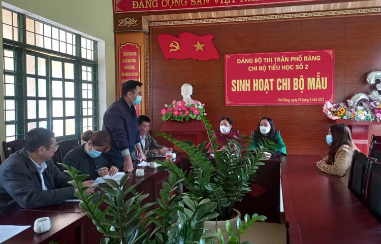 TTYT huyện Bảo Yên xác minh, điều tra dịch tễ tại trường học . Ảnh: Sở Y tế tỉnh Lào Cai.