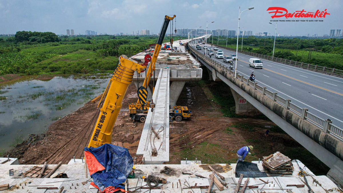 Ông Hoàng Đình Hiếu, Giám đốc điều hành gói thầu số 3 cầu Vĩnh Tuy giai đoạn 2 cho biết: “Chúng tôi đang tiến hành lao lắp phiến dầm đầu tiên của nhịp dẫn cuối cùng lên cầu, dự kiến sẽ diễn ra trong 2 ngày. Đến thời điểm hiện tại, gói thầu số 3 đã hoàn thiện khoảng 90% khối lượng công việc, và vượt tiến độ khoảng 6 tháng”.