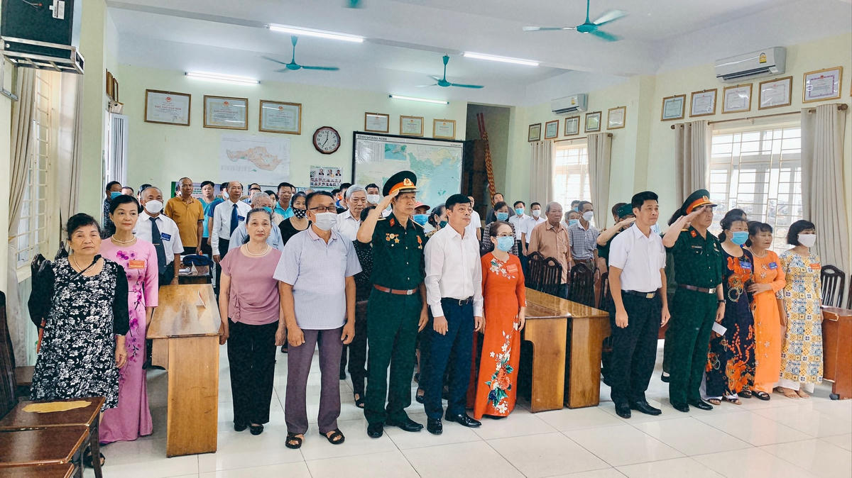 Người dân khu 3 (phường Hồng Hà, TP Hạ Long) có mặt đông đủ từ sớm, thực hiện nghi lễ chào cờ trước giờ bầu cử.