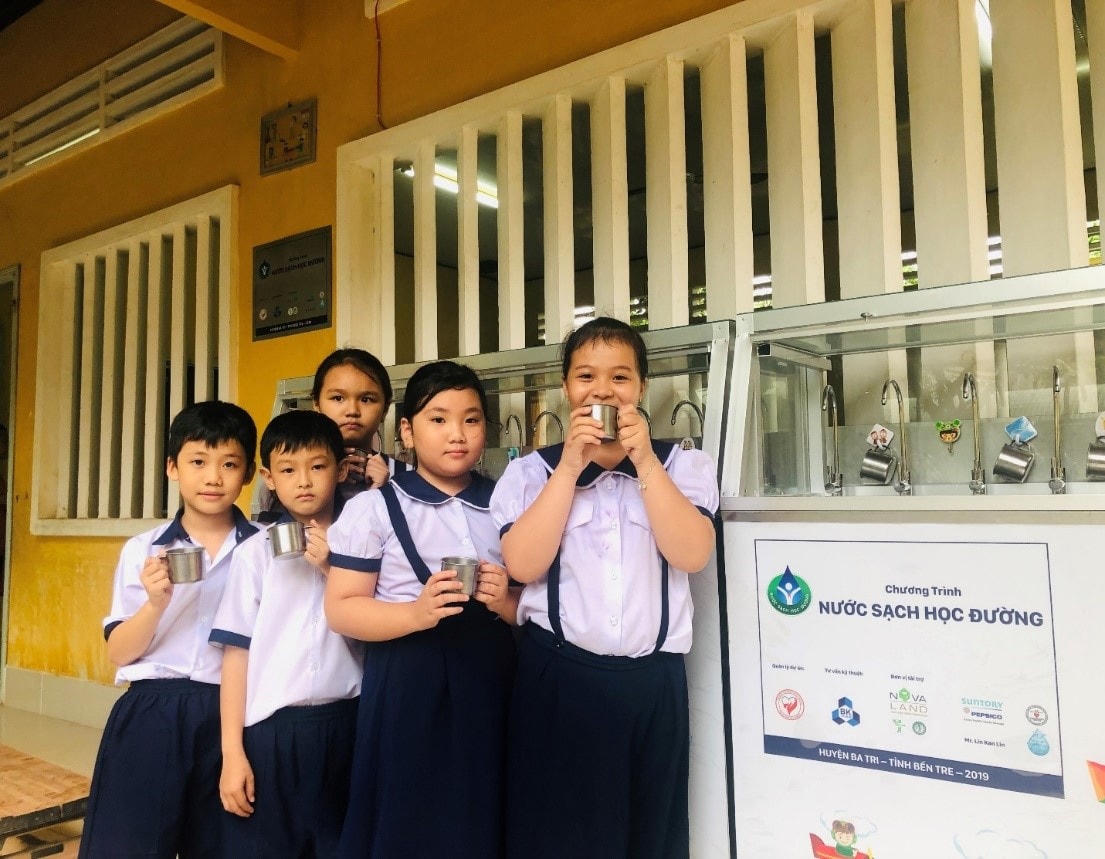 Chương trình “Nước sạch học đường” đã mang nguồn nước tiêu chuẩn quốc gia đến hàng trăm ngàn học sinh, giáo viên tại các địa phương chịu ảnh hưởng của biến đổi khí hậu.
