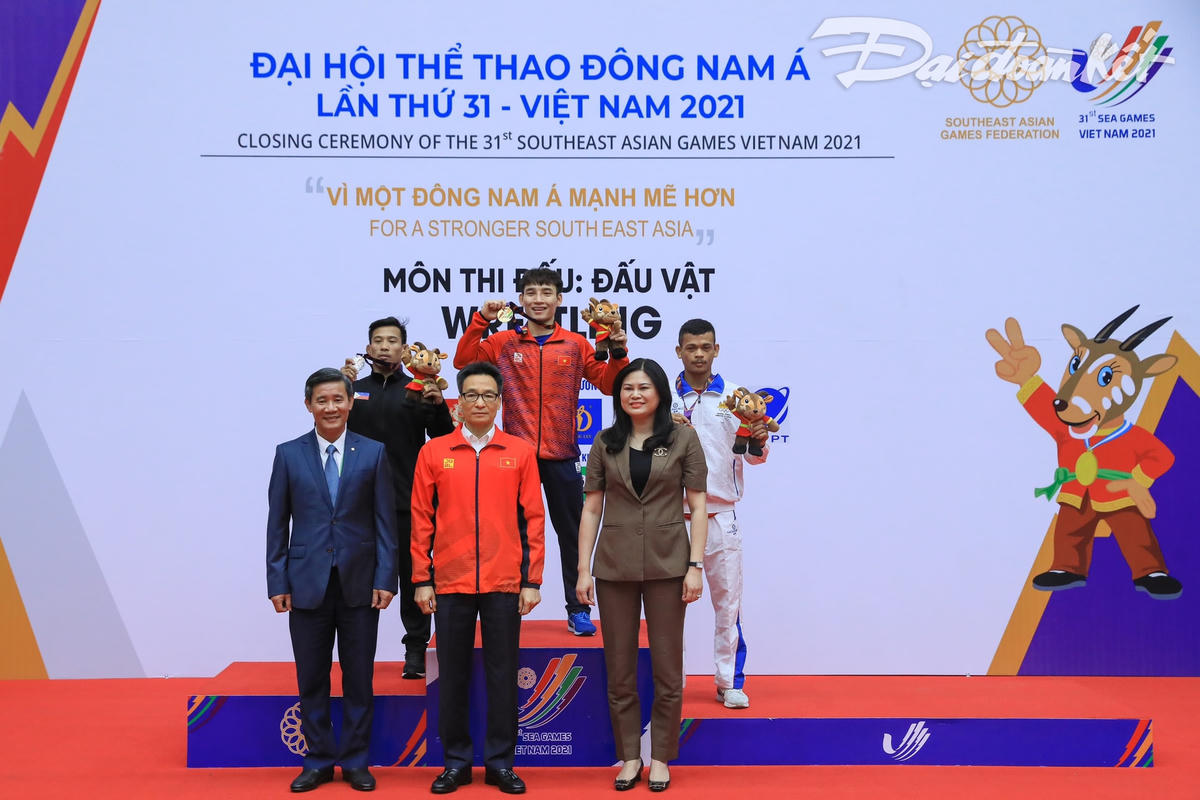 Phó Thủ tướng Vũ Đức Đam trao huy chương vàng cho đô vật Phùng Khắc Huy.