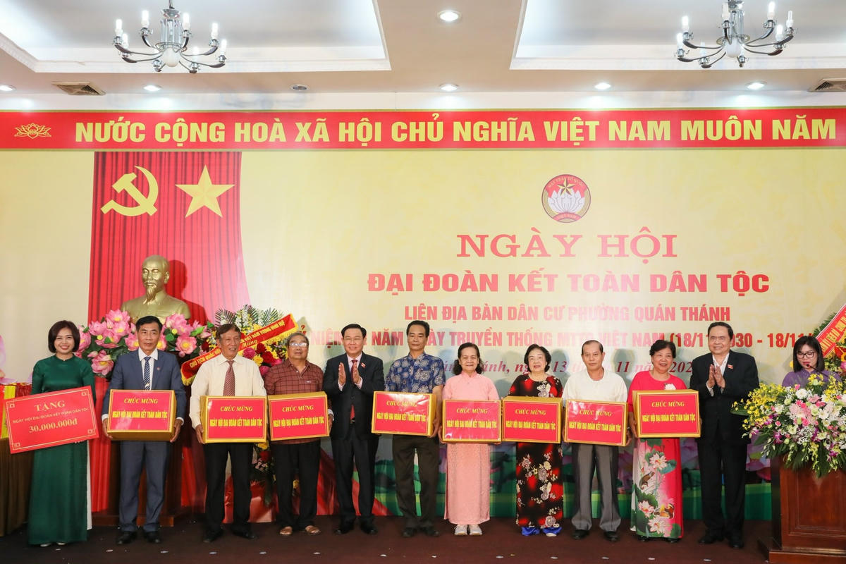 Chủ tịch Quốc hội Vương Đình Huệ và Phó Chủ tịch Thường trực Quốc hội Trần Thanh Mẫn trao quà tặng Đảng ủy, UBND, Ủy ban MTTQ phường Quán Thánh. Ảnh: Quang Vinh.