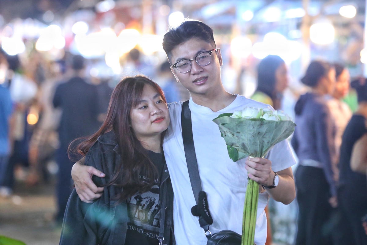 Nhiều cặp đôi rủ nhau đến chợ để mua hoa.