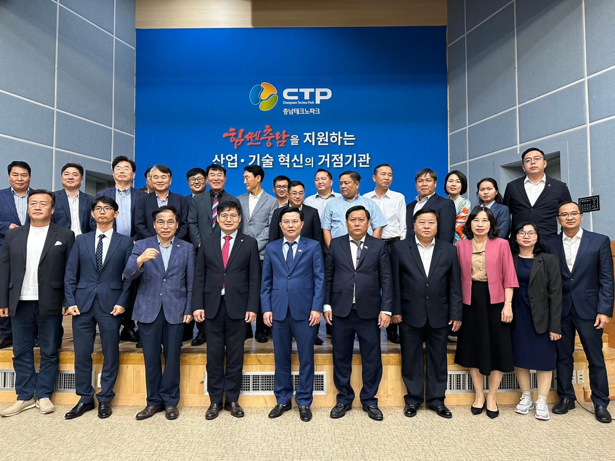 Đại diện đoàn công tác chụp ảnh cùng đối tác tại Hàn Quốc.