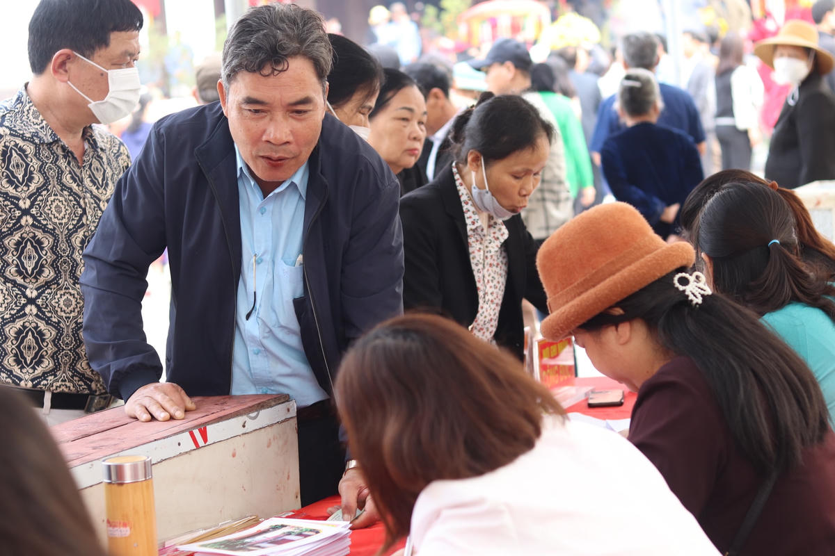 Người dân, du khách thập phương viết sớ và công tiến các lễ vật tại nơi thờ các chúa Trịnh.