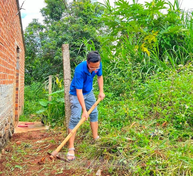 Đoàn thanh niên dọn dẹp nhà cửa, sân vườn giúp các thân nhân gia đình liệt sĩ.