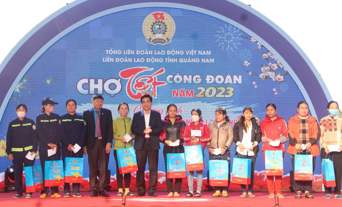 Lãnh đạo Tổng LĐLĐ Việt Nam tặng quà cho người lao động.