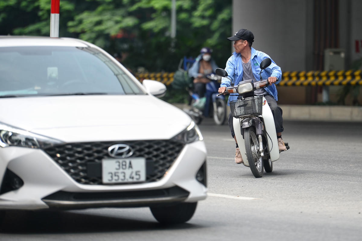 Phòng CSGT Hà Nội cũng đưa ra kiến nghị giải pháp xử lý từ thực tế đánh giá qua công tác đảm bảo TTATGT tại đây. Theo đó, đoạn dải phân cách biên của nhánh ramp xuống nút Phạm Văn Đồng - Cổ Nhuế - Trần Cung từ ngang số nhà 511 đến ngõ 521 Phạm Văn Đồng có thể mở lối cho phương tiện 2 bánh đi, kết hợp với các biện pháp đảm bảo ATGT khác như: sơn gờ giảm tốc, biển báo giao thông…