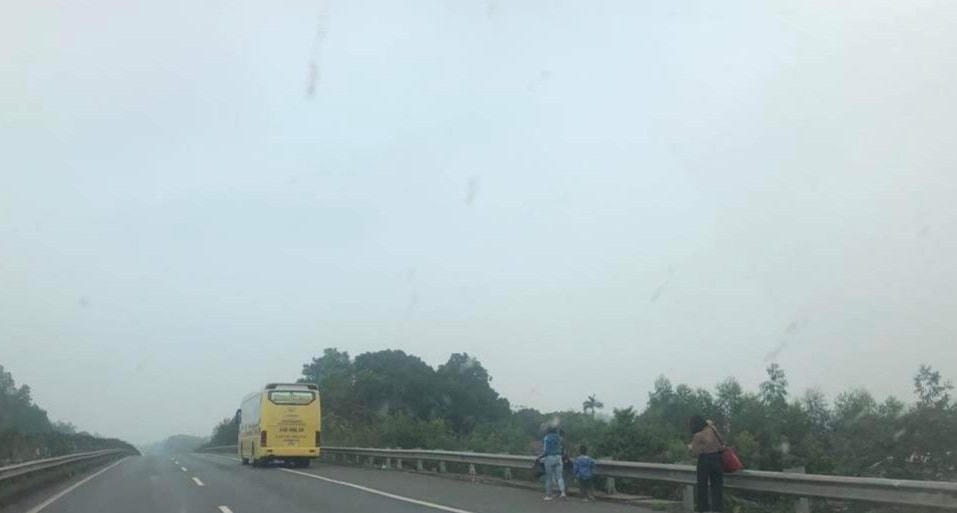 Xe Công ty TNHH Vận tải Hà Sơn Hải Vân biến cao tốc Nội Bài - Lào Cai thành nơi đón trả khách.