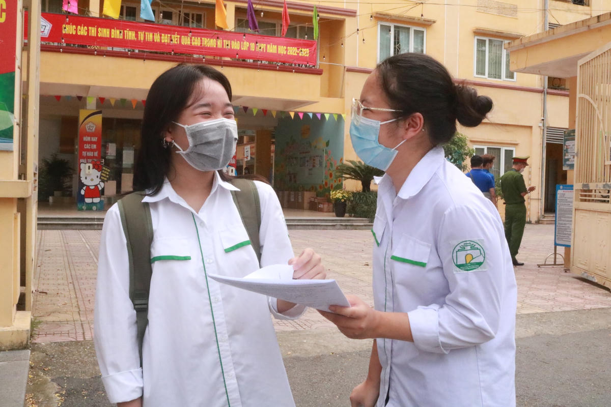 “Đề thi dễ hơn em nghĩ”, là nhận xét của thí sinh Nguyễn Đỗ Uyển Nhi, học sinh lớp 9A10, Trường THCS Nguyễn Tri Phương. Vốn sức học khá nên Nhi cho biết, đề thi Ngữ văn không khó, nhưng cũng có những câu hỏi để phân loại học sinh. Nhi đăng ký nguyện vọng 1 vào Trường THPT Nguyễn Trãi, nguyện vọng 2 vào Trường THPT Tây Hồ. Hoàn thành hai bài thi Ngữ văn và Ngoại ngữ, Nhi tương đối hài lòng và tự tin sẽ đỗ vào trường công như mong muốn.