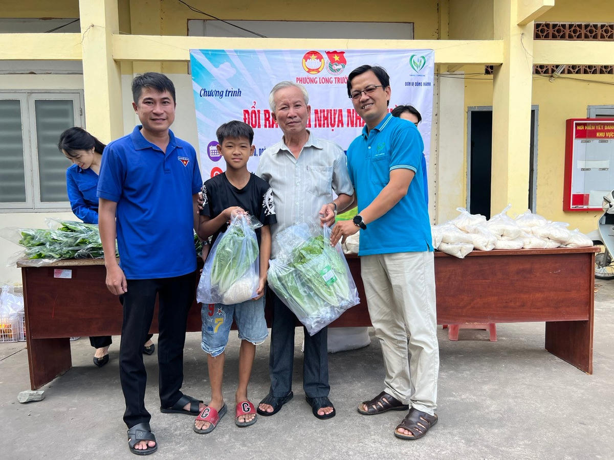 Mô hình vận động người dân đổi rác thải tặng rau sạch, nhu yếu phẩm của Ủy ban MTTQ phường Long Trường, TP Thủ Đức.