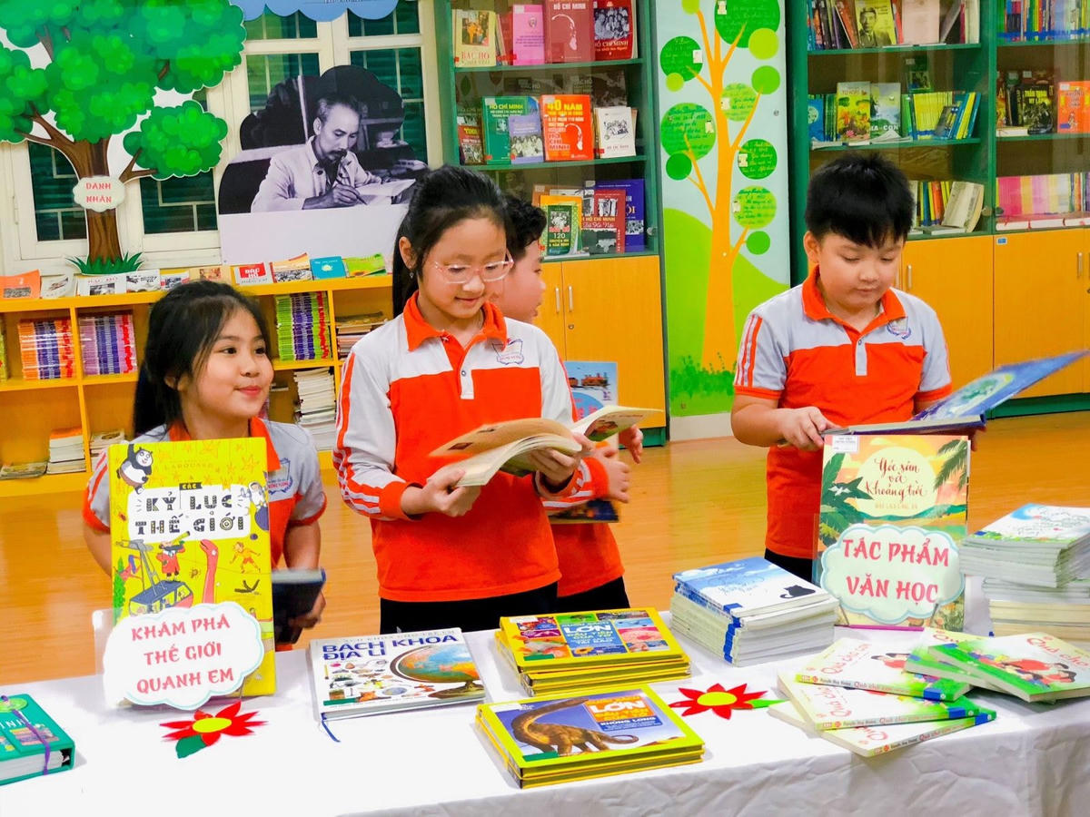 Học sinh đọc sách tại thư viện Trường tiểu học Trưng Vương (quận Hoàn Kiếm, Hà Nội).