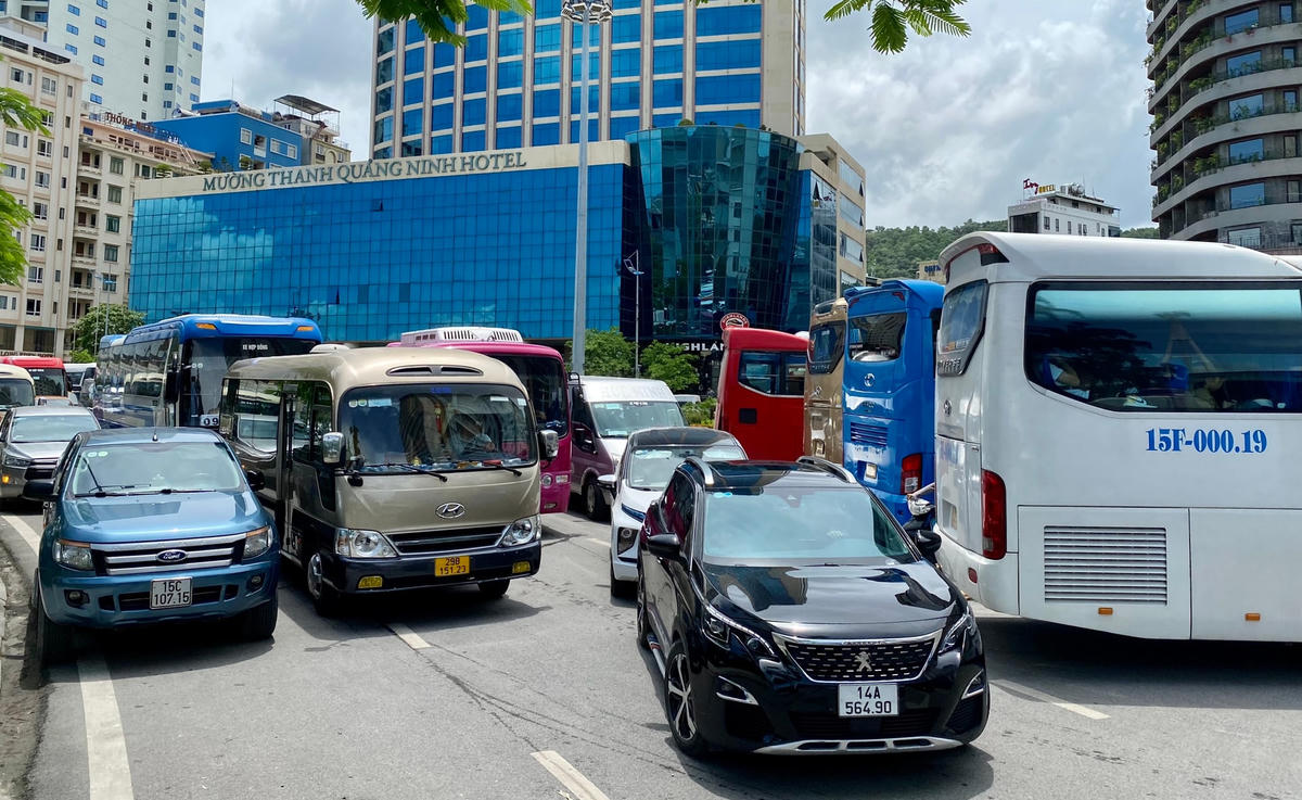 Nút giao giữa các đường Bãi Cháy - Vườn Đào chật kín phương tiện giao thông.Hai xe du lịch cỡ lớn "bất lực" nhìn nhau giữa dòng xe tấp nập tại nút giao này.