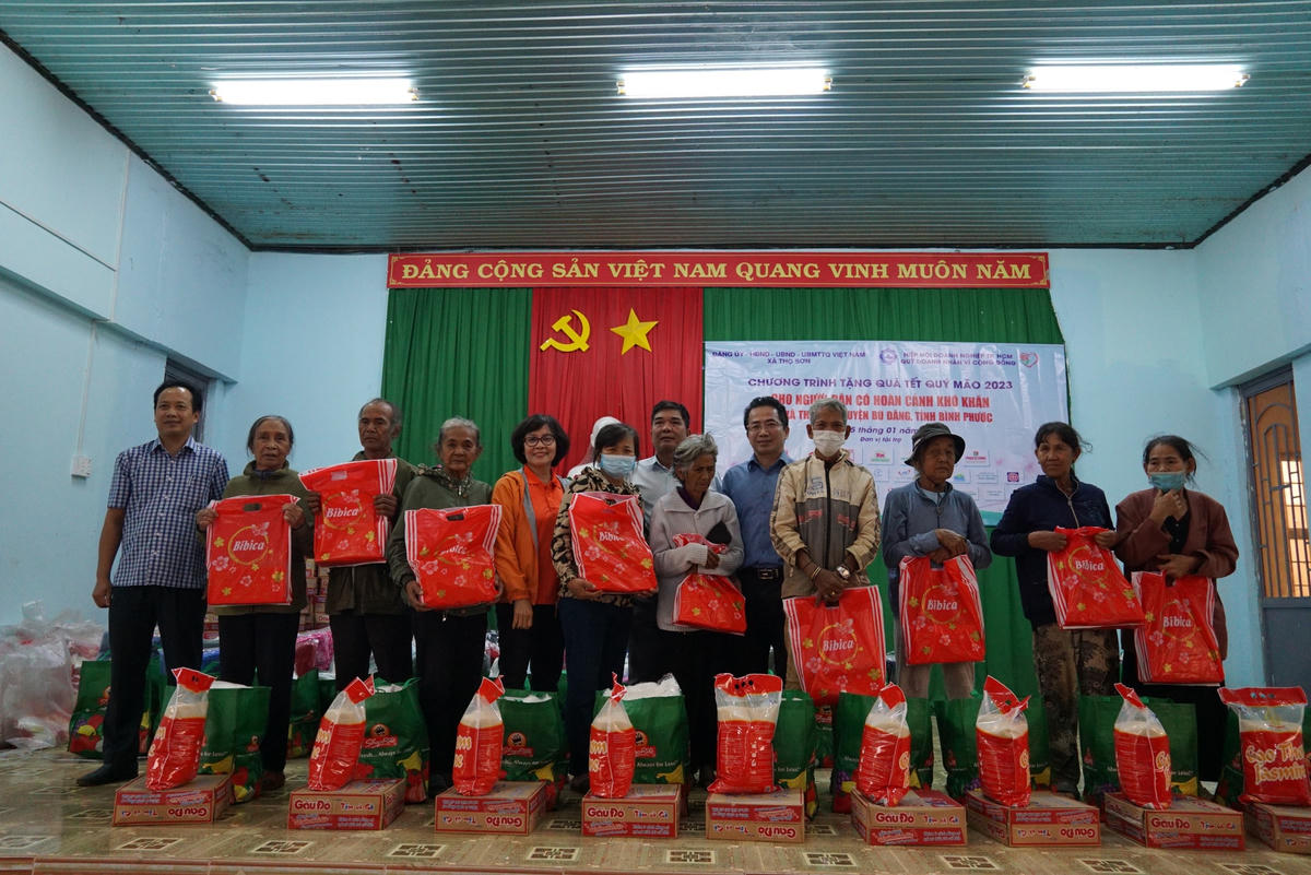 Các hộ dân tại xã Thọ Sơn, huyện Bù Đăng nhận quà Tết trong niềm vui. Ảnh: Mạnh Thìn.