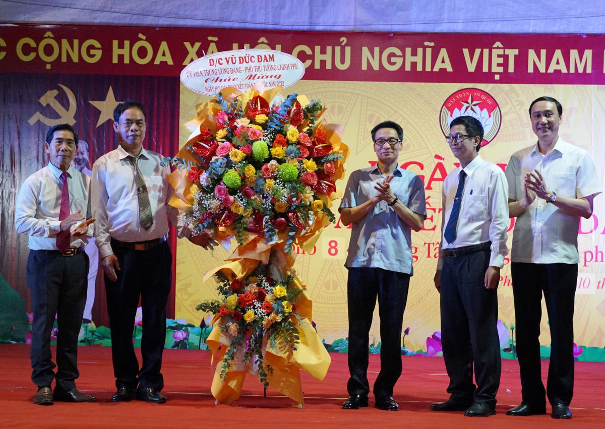 Phó Thủ tướng Chính phủ Vũ Đức Đam và Phó Chủ tịch UBTƯ MTTQ Việt Nam Phùng Khánh Tài tặng hoa chúc mừng cán bộ, đảng viên, nhân dân Khu phố 8. Ảnh: Mạnh Thìn.