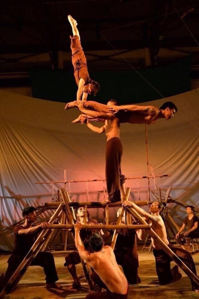 Các tiết mục biểu diễn cần sự phối hợp vô cùng ăn ý của các nghệ sĩ, nếu không sẽ có xác suất rủi ro cao.