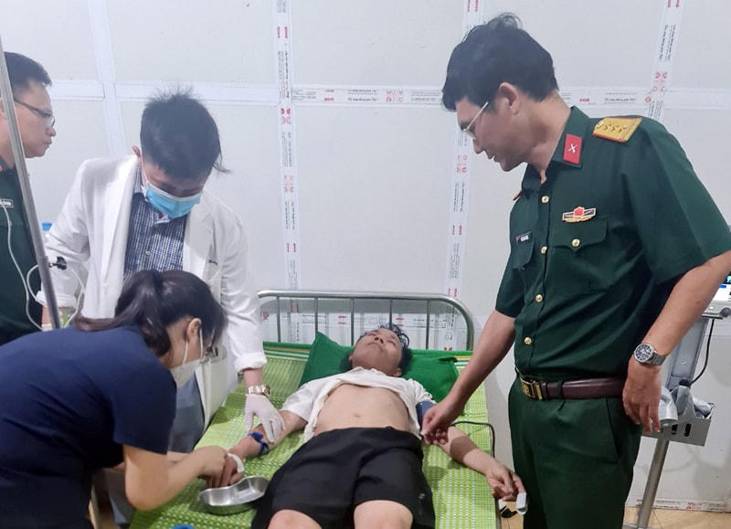 Anh Minh đang được chăm sóc tại Bệnh viện Đa khoa huyện Tuyên Hóa.