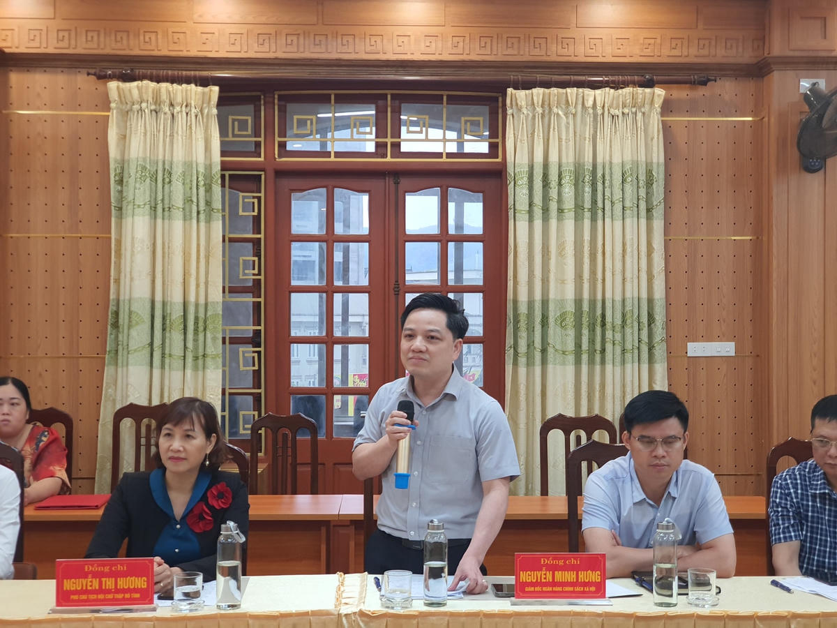 Ông Nguyễn Minh Hưng, Giám đốc NHCSXH tỉnh Hòa Bình thảo luận tại buổi lễ.