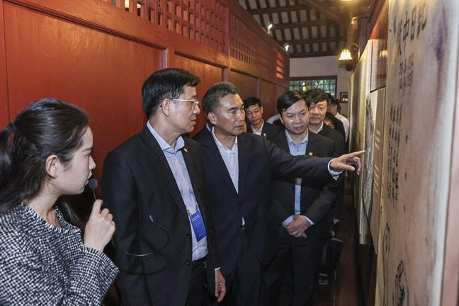 Đoàn đại biểu tham dự giao lưu hữu nghị của Việt Nam đã tới tham quan Nhà ở cũ của Chủ tịch Hồ Chí Minh tại Liễu Châu. Ảnh: Quang Vinh.