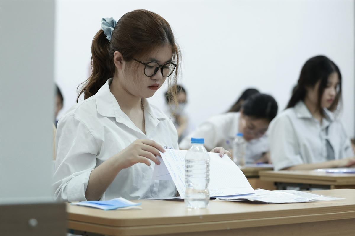 Thí sinh làm bài Ngữ văn trong kỳ thi tốt nghiệp THPT năm 2023. Ảnh: H.Nguyễn.  