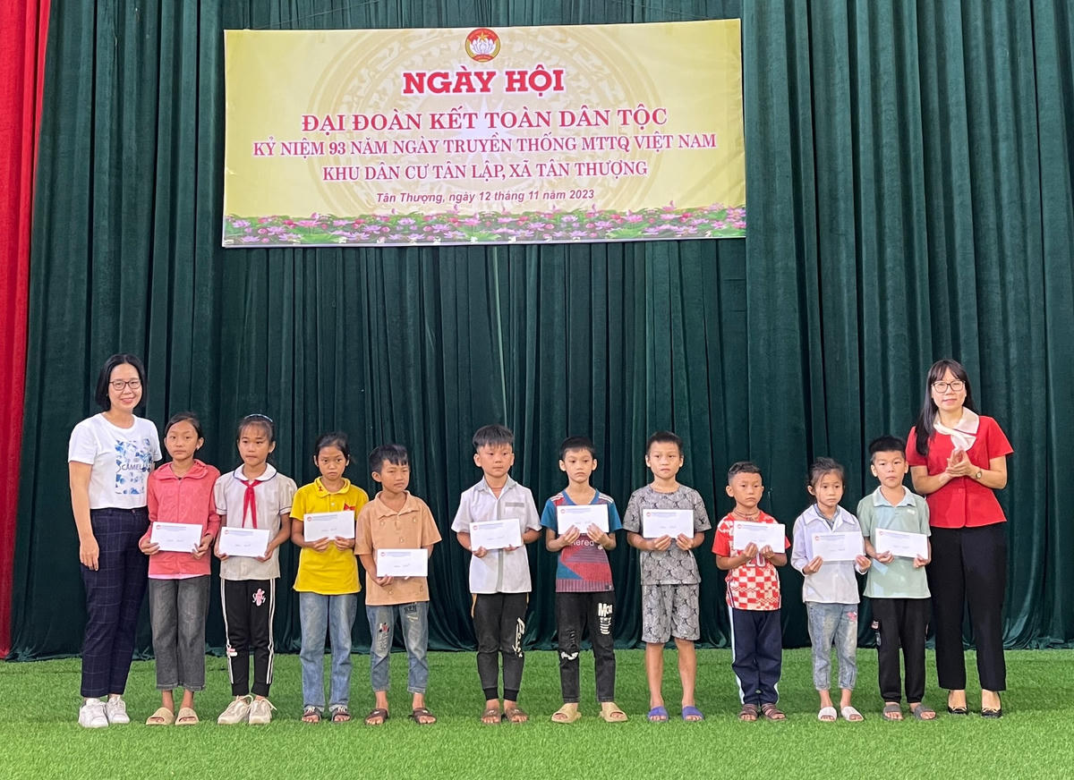 Lan toả yêu thương tới những hoàn cảnh khó khăn tỉnh Lào Cai nhân ngày hội Đại đoàn kết toàn dân tộc