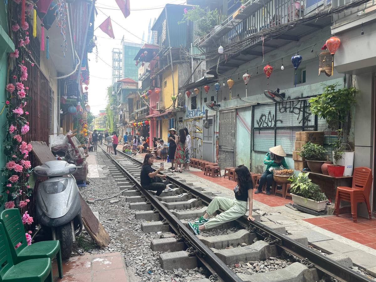 Người dân chụp ảnh trên đường ray.