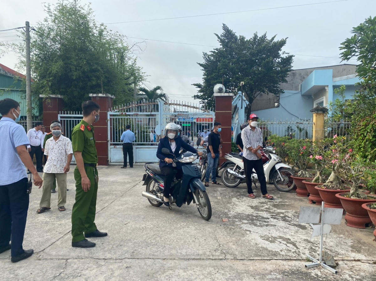 Nhiều người dân tới phiên tòa.